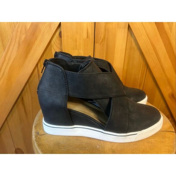 Maurices Gloria Wedge Ankle Shoes Cut Out Sides Black Booties Size 8 - Picture 1 of 8